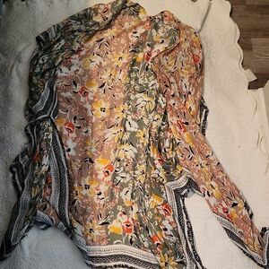 Floral Patterned Blouse with Long Sleeves